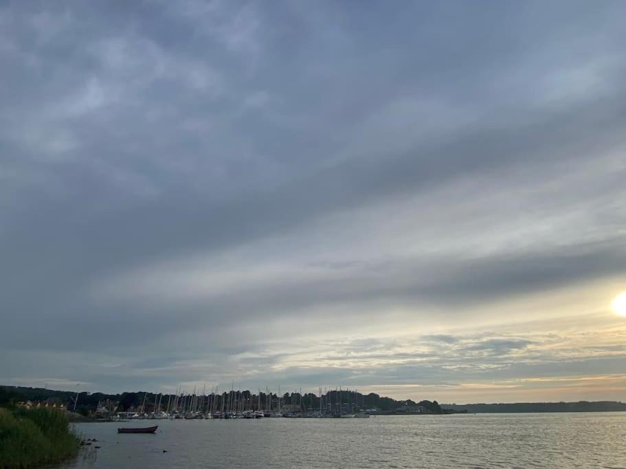 Idyllisk, Historisk Byhus Ved Fjorden I Mariager Exterior foto
