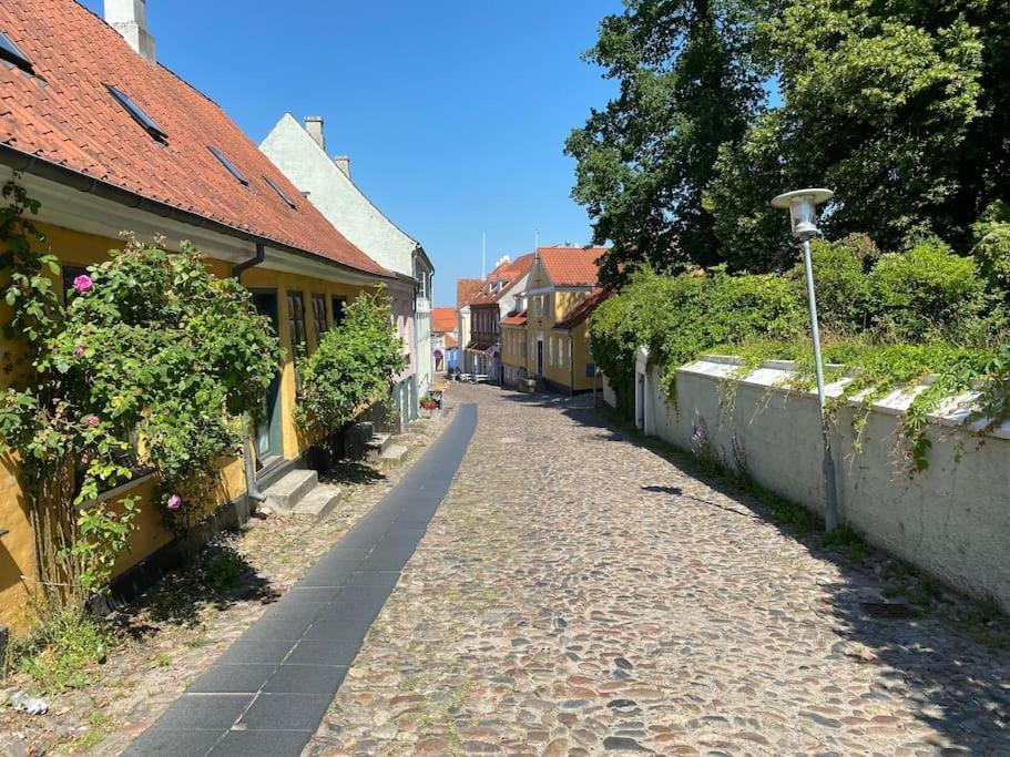 Idyllisk, Historisk Byhus Ved Fjorden I Mariager Exterior foto